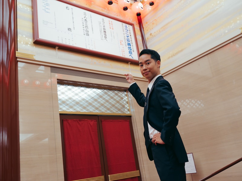 大間看板前で撮影に応じてくれた虎之介。