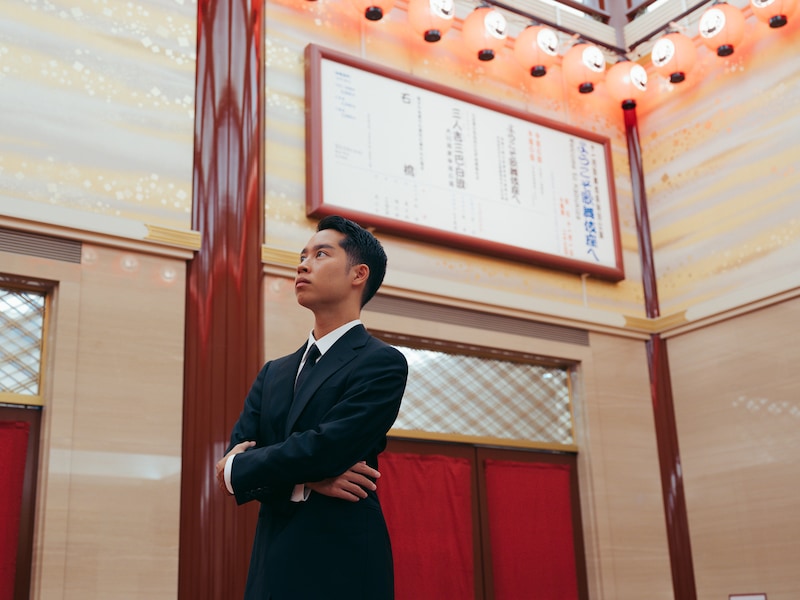 大間看板前で撮影に応じてくれた虎之介。