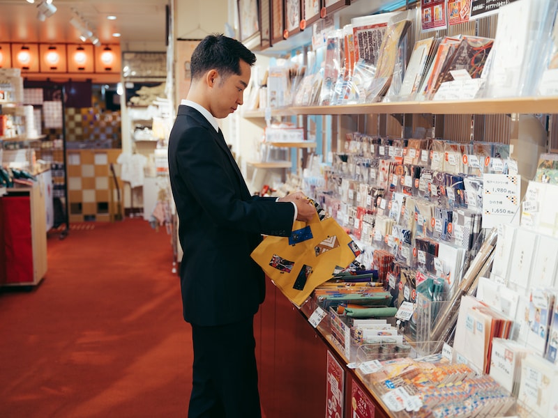 1階お土産処「木挽町」で、手ぬぐいを見る虎之介。