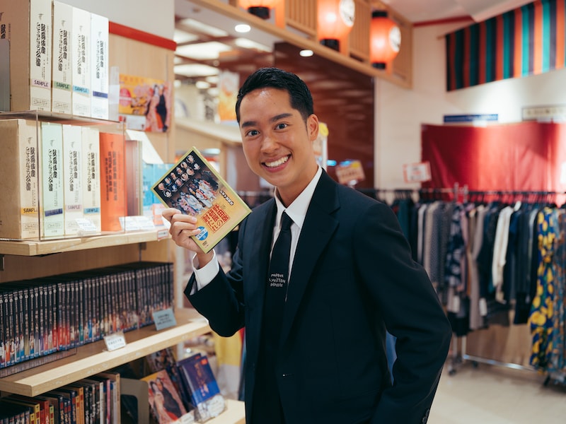 オススメの「野田版 研辰の討たれ」DVDを見せてくれる虎之介。