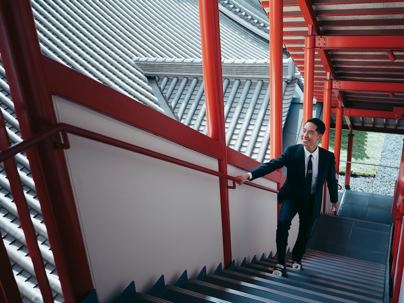 五右衛門階段を登る虎之介。