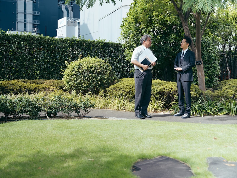 株式会社歌舞伎座の横山さん（左）の説明を聞く虎之介（右）。