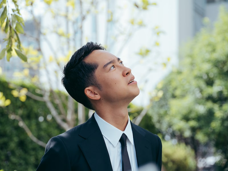 ビル正面部分を見上げる虎之介。