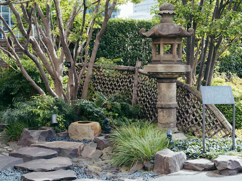 屋上庭園にある、黙阿弥の石燈籠と蹲踞。