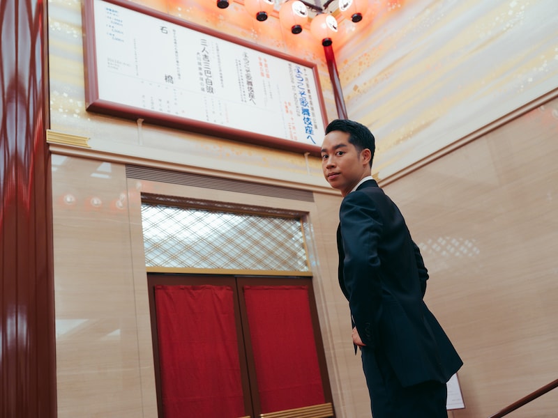 翌月以降の公演情報が書かれた、大間看板との一枚。よく見ると、虎之介出演の11月公演の内容！