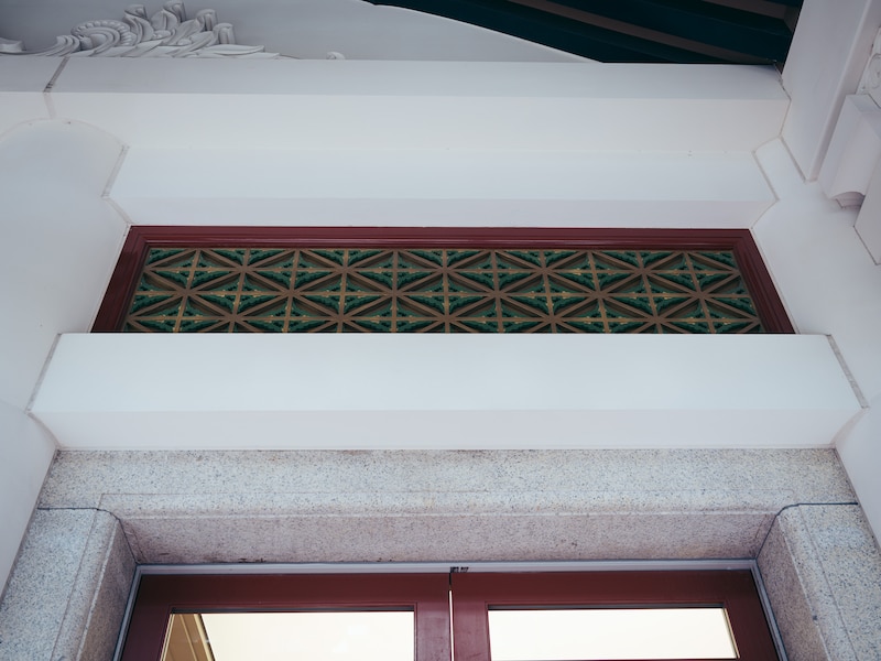 歌舞伎座入口にはめ込まれた、業平格子。入場時にチェックしたい。