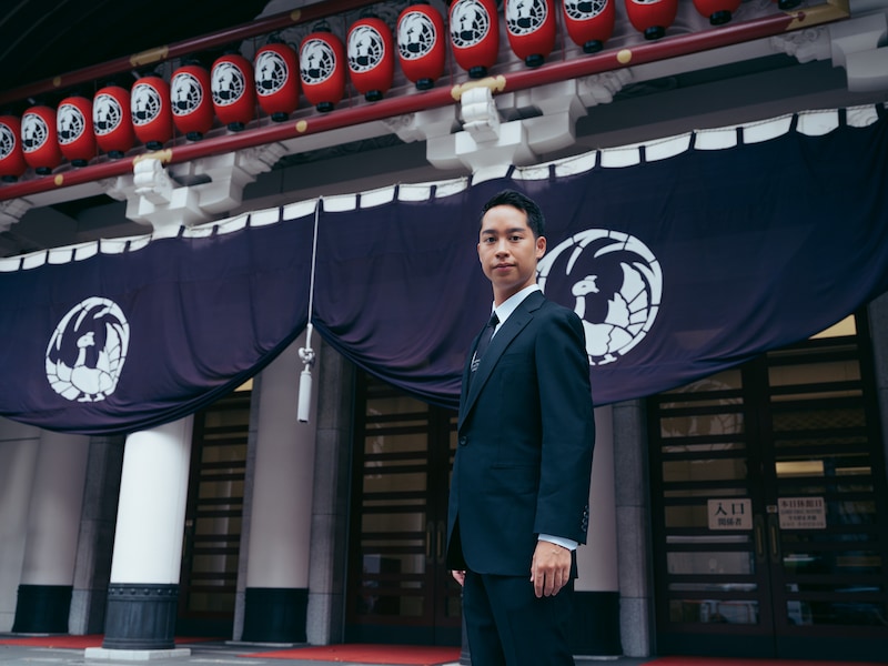 歌舞伎座前に佇む虎之介。