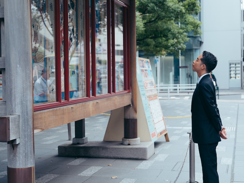 絵看板をじっと見つめる虎之介。