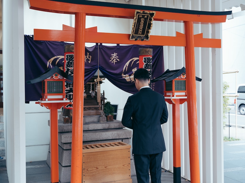 お参りをする虎之介。