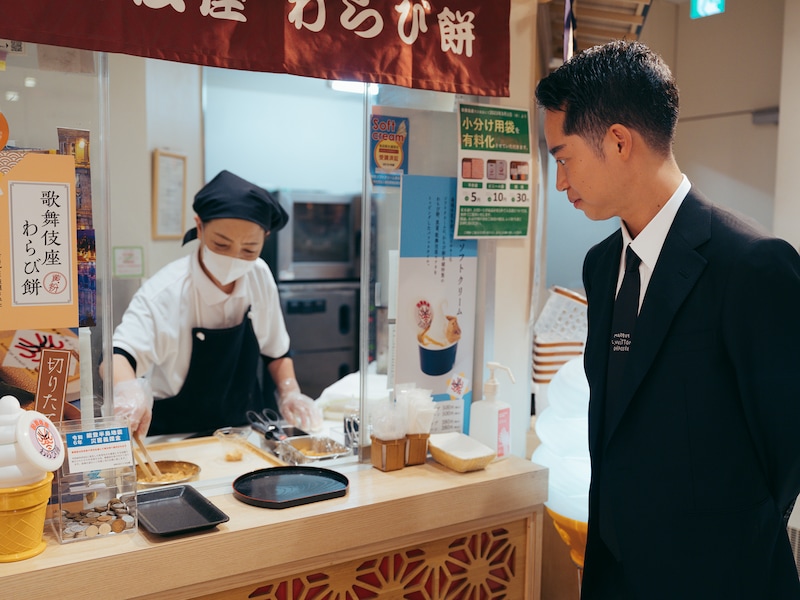 ワクワクしながら、ソフトクリームの完成を待つ虎之介。