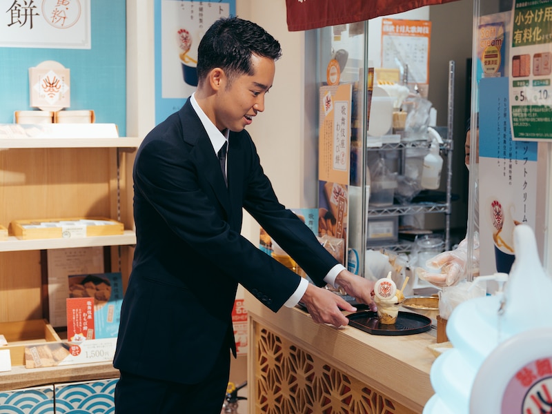 ソフトクリームを提供され、うれしそうな虎之介。