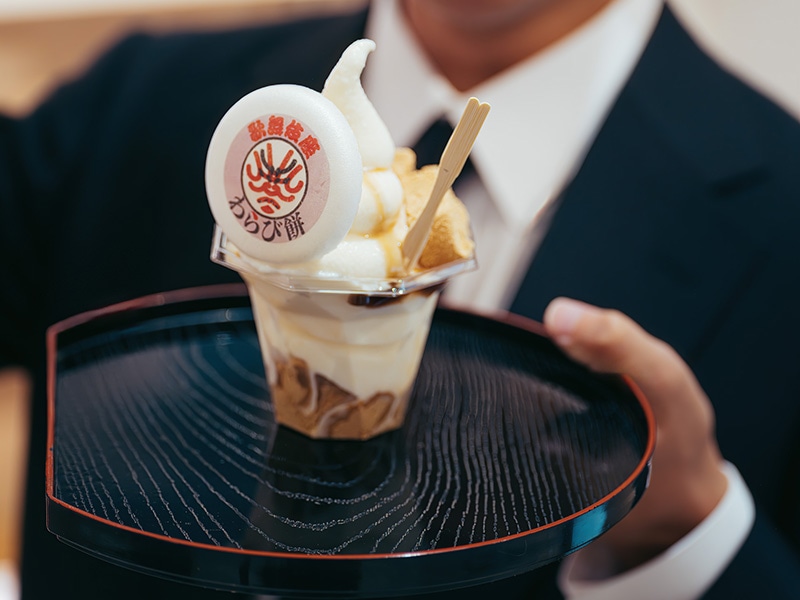 隈取り入りのモナカが、歌舞伎座らしい一品。