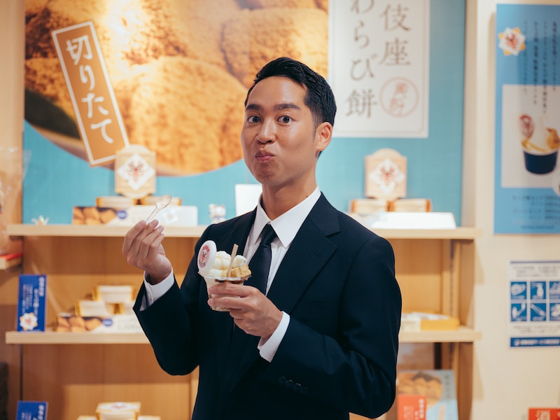 虎之介の表情からおいしさが伝わってくる。