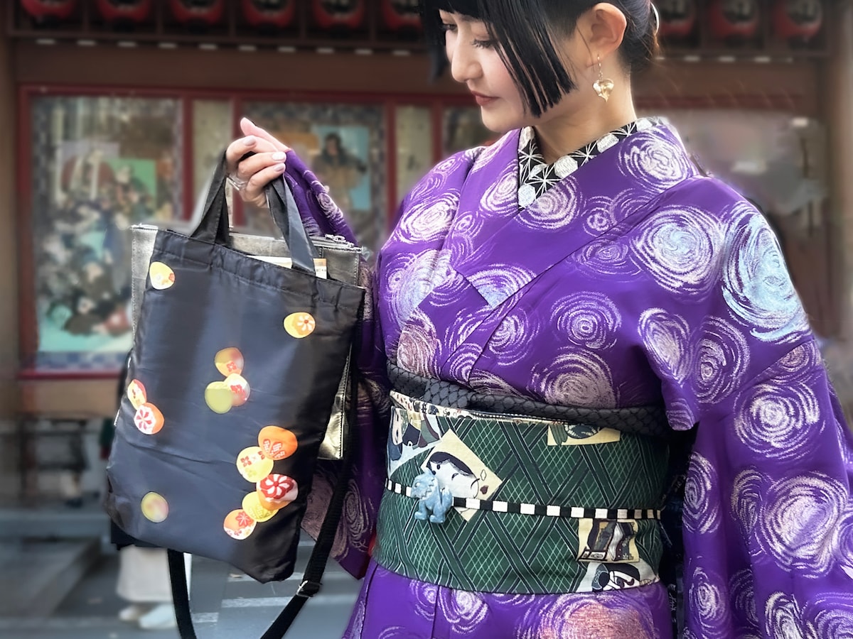 着物ファンの“着物用バッグに筋書入らない問題”については、「歌舞伎初心者必須の筋書を入れるためのサブバック。こちらの『志ま亀』のサブバッグ、実は雑誌の付録でした。8年前の筋書と今回の筋書をどちらも入れて」(さんかく)と、素敵なサブバッグで解決。