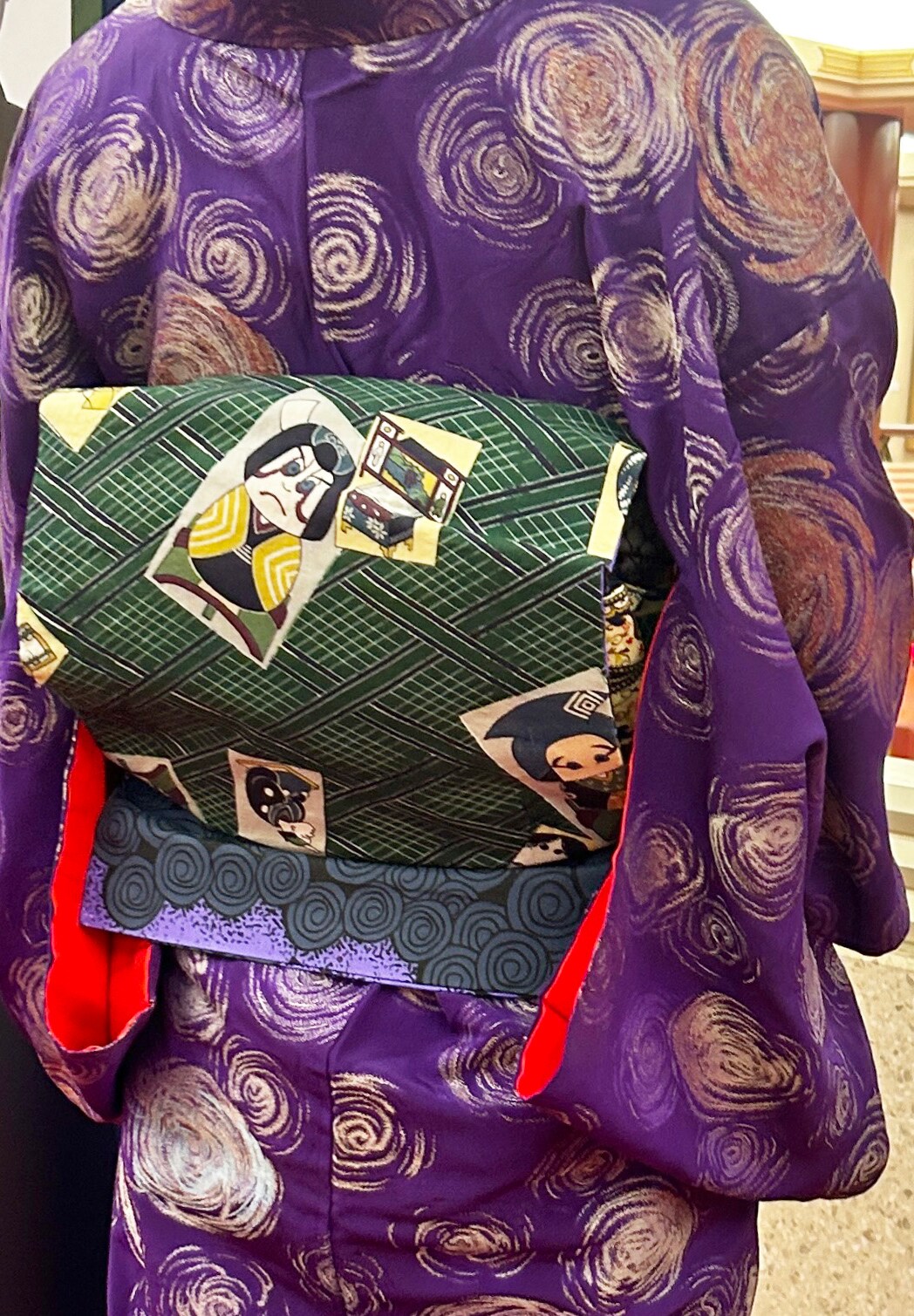 思わずじっと見たくなる、歌舞伎観劇にぴったりな名古屋帯。「タレの部分もぐるぐるの『あらしのよる』で着物の渦巻とぴったりでした」(さんかく)