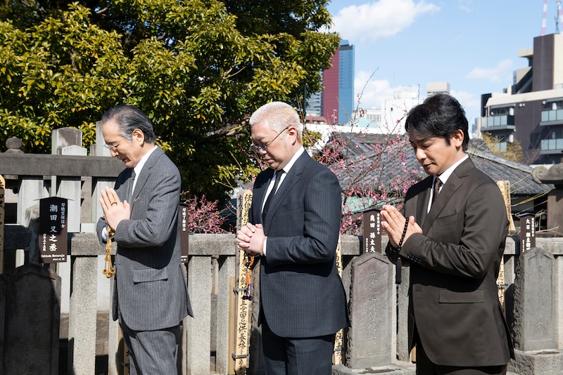 大石内蔵助の墓前で手を合わせる片岡仁左衛門（左）、尾上松緑（中央）、片岡愛之助（右）。