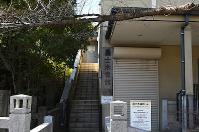 階段を上がると、義士木像館。