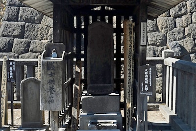 屋根が目印の大石内蔵助の墓石。
