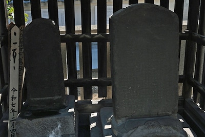 屋根が目印の大石主税の墓石。没年16歳。