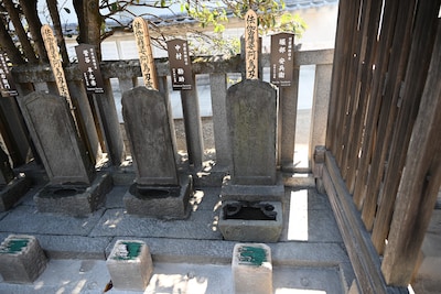 堀部安兵衛の墓石。