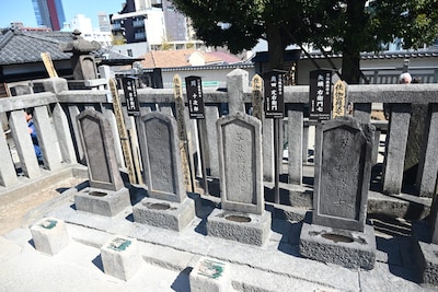 奥が寺坂吉右衛門の墓石。