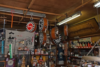 中門を入ってすぐの、義誠堂 広瀬商店の商品。