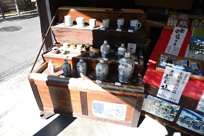 山門近くの義士堂 小泉商店の商品。