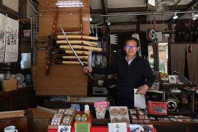 刀を抜いて見せてくれた、小泉商店の店主。
