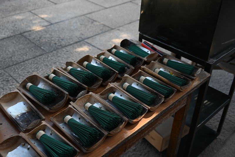 お線香料を払うと、100本の線香に火を付けて渡してもらえる。