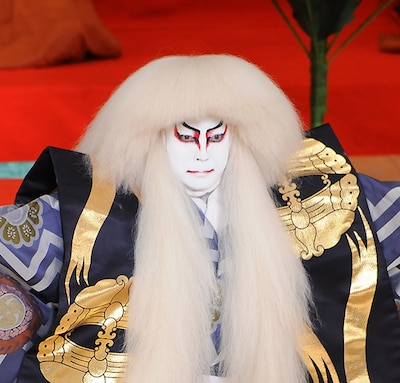 2014年5月歌舞伎座「春興鏡獅子」より。尾上菊之助演じる小姓弥生・獅子の精。©松竹