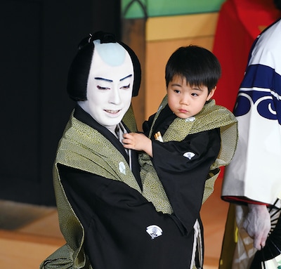 2016年5月歌舞伎座「勢獅子音羽花籠」より。左から尾上菊之助、寺嶋和史(現・丑之助)。©松竹