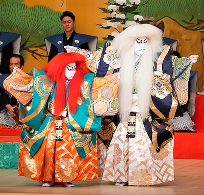 2023年9月歌舞伎座「連獅子」より。左から尾上丑之助演じる狂言師左近後に仔獅子の精、尾上菊之助演じる狂言師右近後に親獅子の精。©松竹