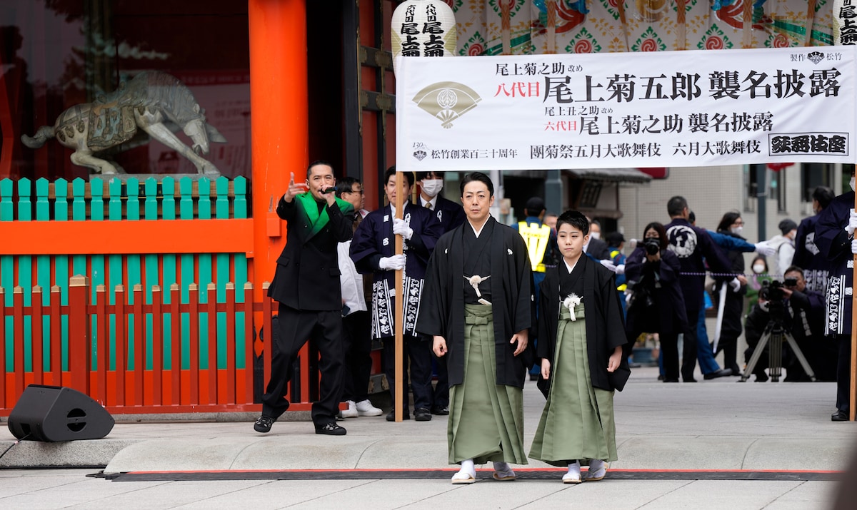 尾上菊之助改め八代目尾上菊五郎襲名披露 尾上丑之助改め六代目尾上菊之助襲名披露「お練り」より。特別出演のZeebra(左)が江戸時代から続く音羽屋の歴史をラップで披露した。