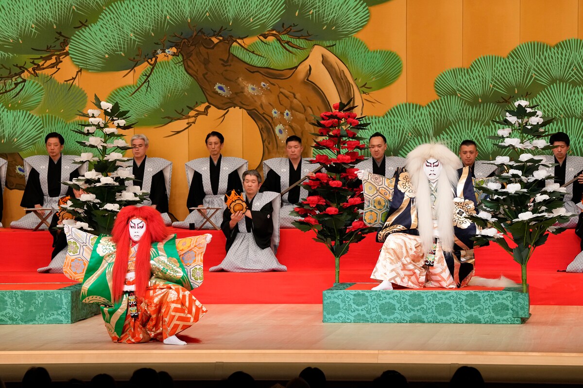 「六月大歌舞伎」夜の部「連獅子」より。左から尾上菊之助演じる狂言師左近後に仔獅子の精、八代目尾上菊五郎演じる狂言師右近後に親獅子の精。©︎松竹