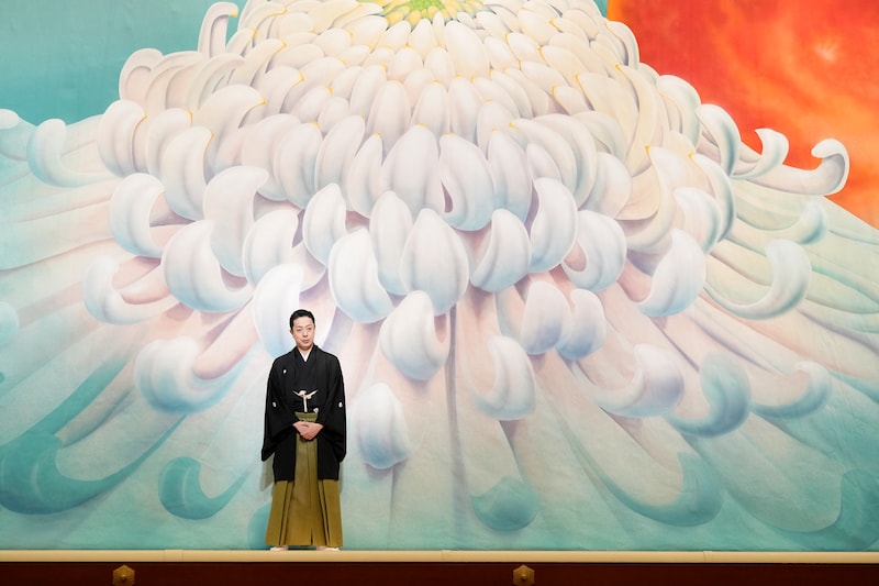 祝幕お披露目会見より、八代目尾上菊五郎。ティファニーが贈呈した「六月大歌舞伎」祝幕では、原画を日本画家の大河原典子が担当し、“菊富士曙”が描かれた。