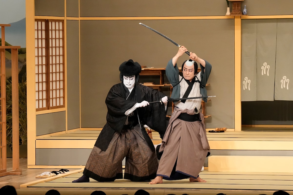 「六月大歌舞伎」昼の部「菅原伝授手習鑑 寺子屋」より。左から八代目尾上菊五郎演じる松王丸、片岡愛之助演じる武部源蔵。©︎松竹