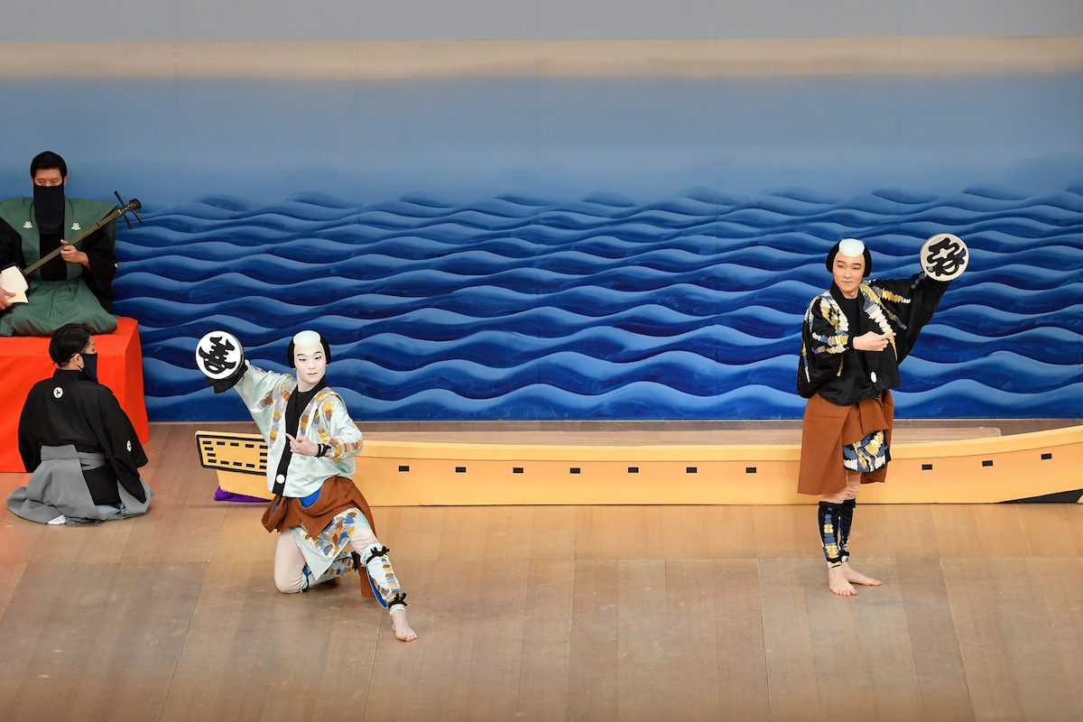 お互いに「いつか2人で（フルバージョンである）四段返しに挑みたい」と語る「三社祭」。（2021年8月歌舞伎座「三社祭」より。市川染五郎演じる悪玉（右）と市川團子演じる善玉（左）©︎松竹