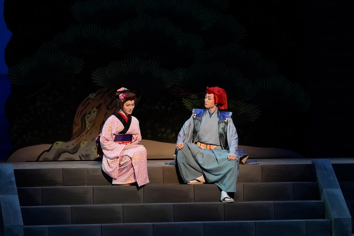 2022年8月歌舞伎座「東海道中膝栗毛 弥次喜多流離譚（やじきたリターンズ）」より。市川染五郎演じる娘オリビア（左）と市川團子演じる五代政之助（右）。©︎松竹