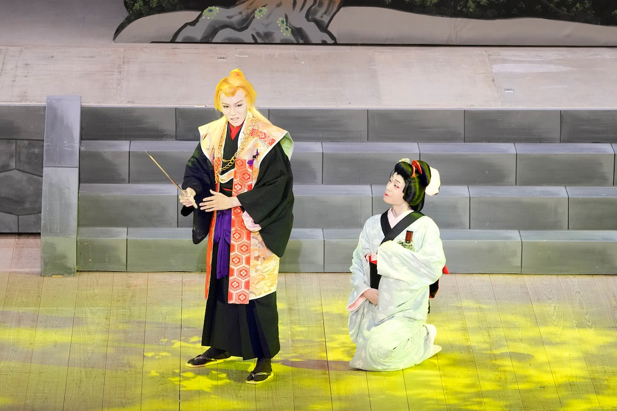 2022年8月歌舞伎座「東海道中膝栗毛 弥次喜多流離譚（やじきたリターンズ）」より。市川染五郎演じる伊月梵太郎（左）と市川團子演じる娘お夏（右）。©︎松竹