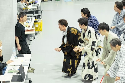 「野田版 研辰の討たれ」稽古の様子。