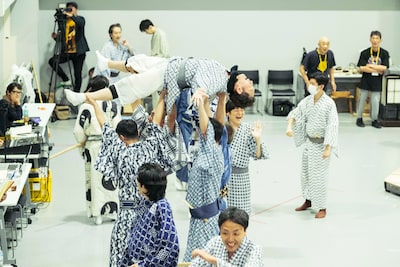 「野田版 研辰の討たれ」稽古の様子。