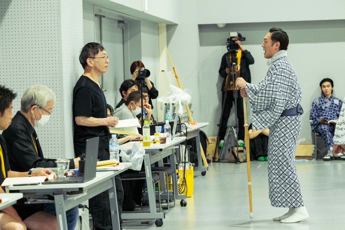 「野田版 研辰の討たれ」稽古の様子。