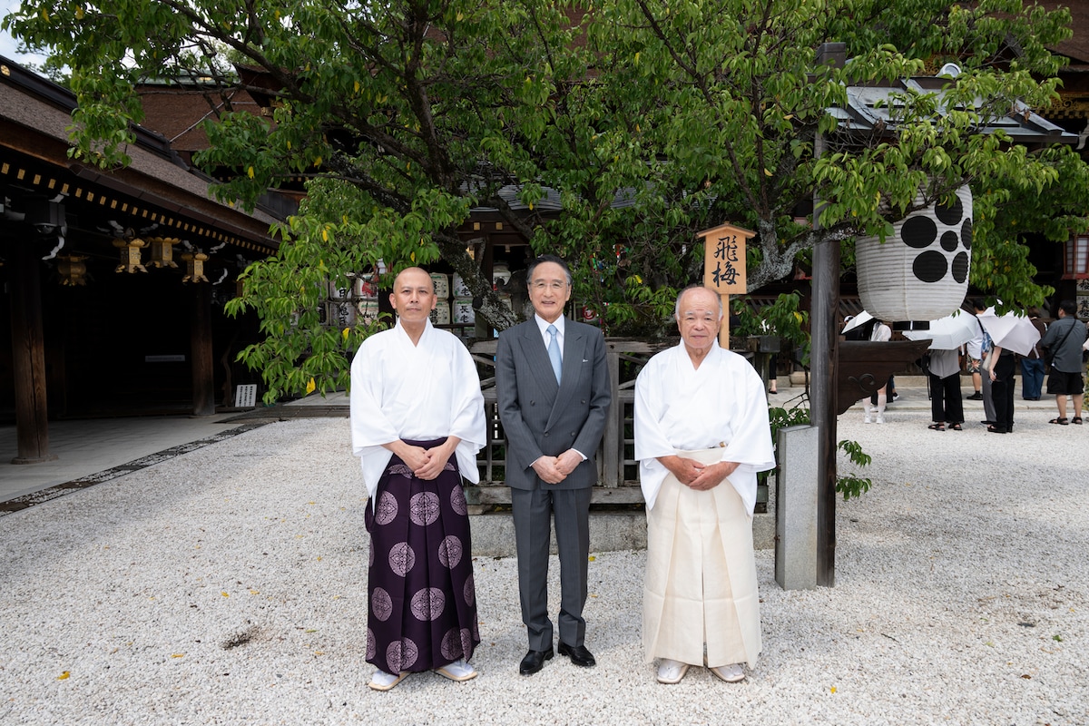 「飛梅」の前で片岡仁左衛門（中央）。