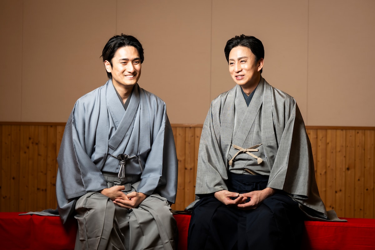 左から中村隼人、松本幸四郎。