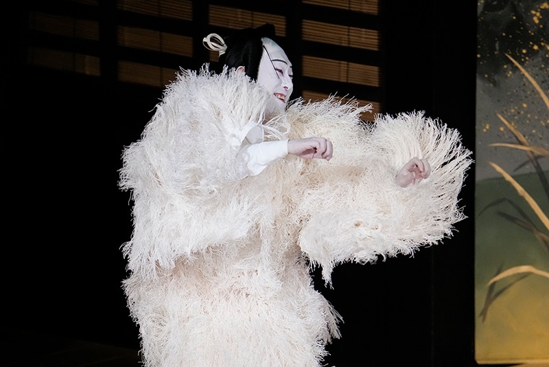 「猿若祭二月大歌舞伎」夜の部、「雨乞狐」より。©松竹