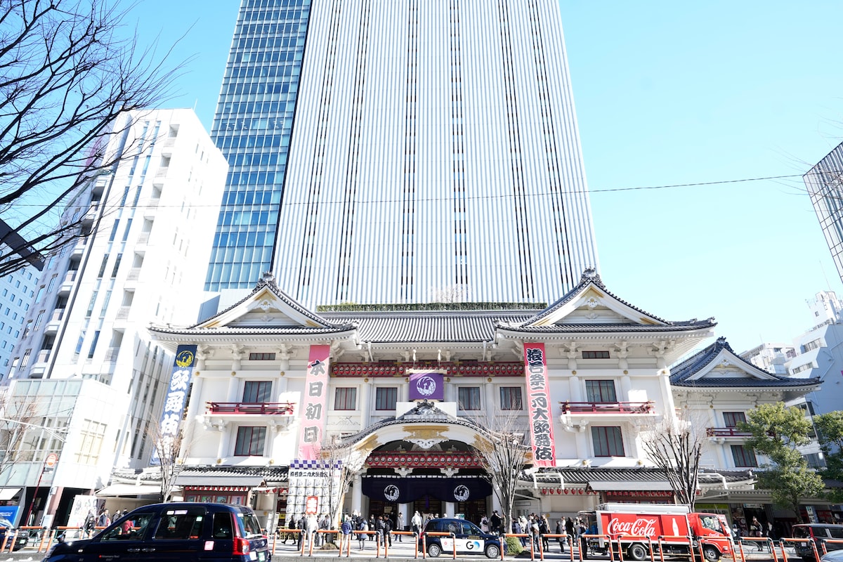 「猿若祭二月大歌舞伎」初日の歌舞伎座外観。