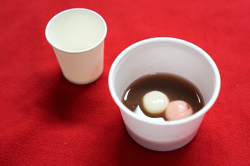 初午祭で振舞われたお汁粉とお神酒。