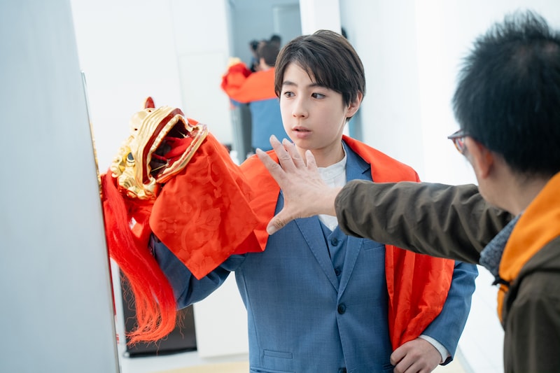 衣裳を着る前に小道具のチェックをする尾上眞秀。