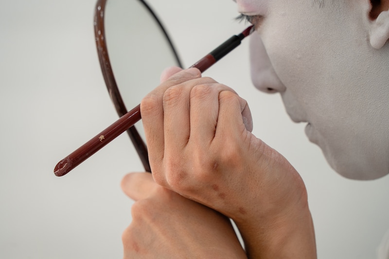 ススッと化粧していく尾上右近。