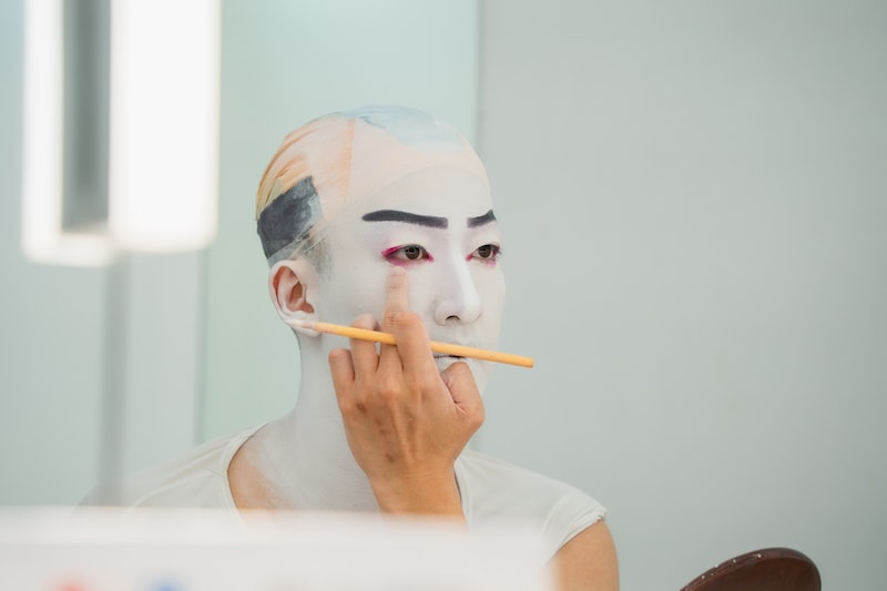 化粧中の尾上右近。